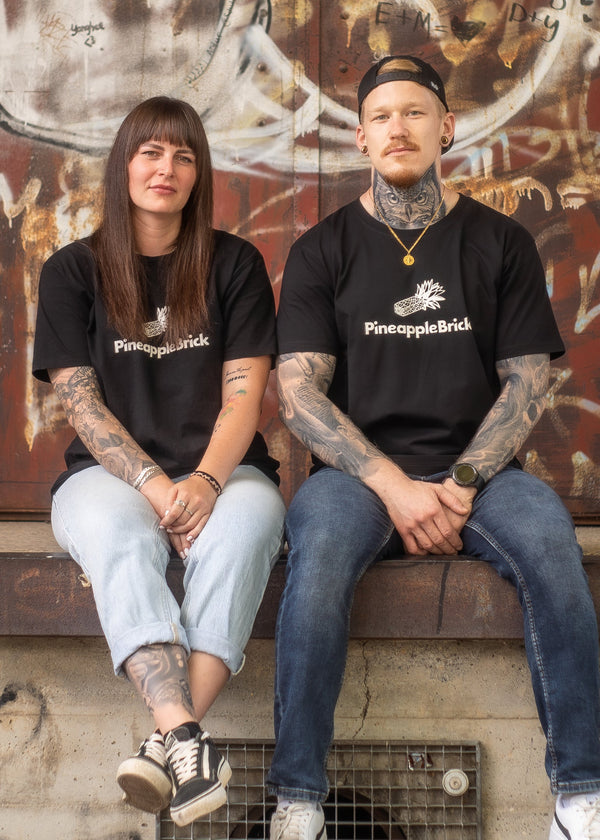 Brand - Bio Baumwolle T-Shirt - Black - PineappleBrick®